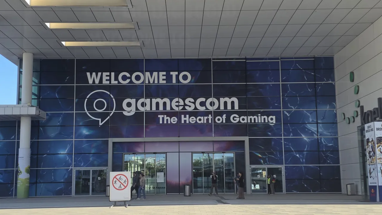 Der Südeingang der gamescom 2026 am Tag vor der Eröffnung.