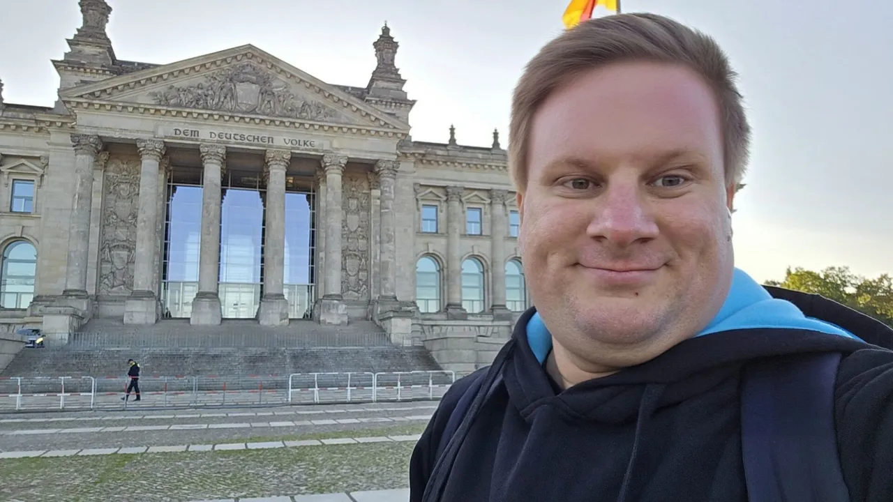 Huskynarr vor dem Reichstagsgebäude in Berlin zur IFA 2025 - Bild: Huskynarr